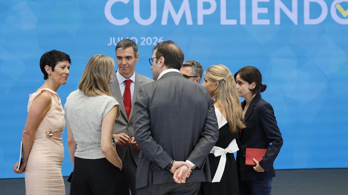 Pedro Sánchez conversa con la ministra, Elma Saiz; los vicepresidentes Carlos Cuerpo, Yolanda Díaz y Sara Aagesen, y el ministro Félix Bolaños tras la rueda de prensa en la que el jefe del Ejecutivo ha hecho balance del curso político este martes en Moncloa.
