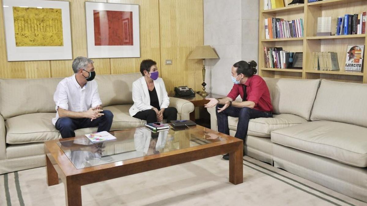 Oskar Matute y Mertxe Aizpurua (EH Bildu) durante su reunión con el vicepresidente Pablo Iglesias.