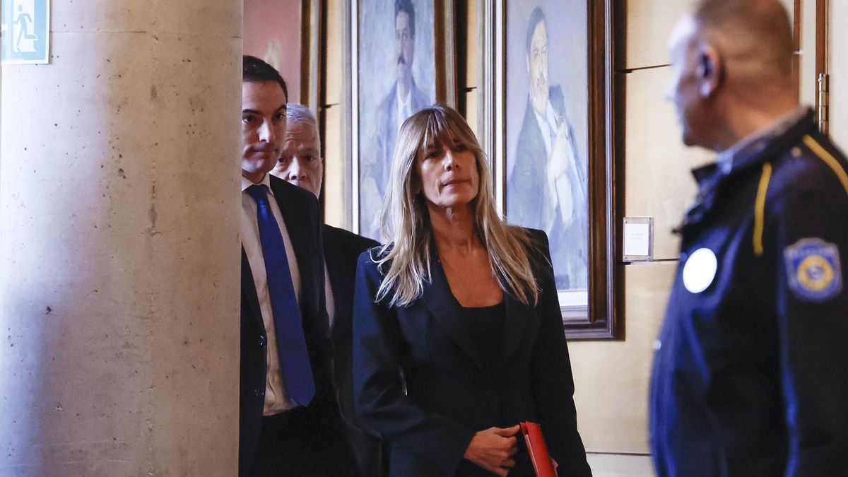 Begoña Gómez, esposa del presidente del gobierno Pedro Sánchez, llega para comparecer en la primera sesión de la comisión de investigación impulsada por el PP para dilucidar si tuvo "tratos de favor" por la Universidad Complutense para la creación de su cátedra, este miércoles en la Asamblea de Madrid.
