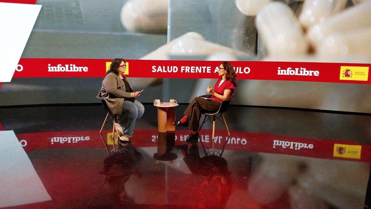 Virginia P. Alonso, directora de infoLibre, y Mónica García, ministra de sanidad, en el foro 'Salud frente al bulo'.