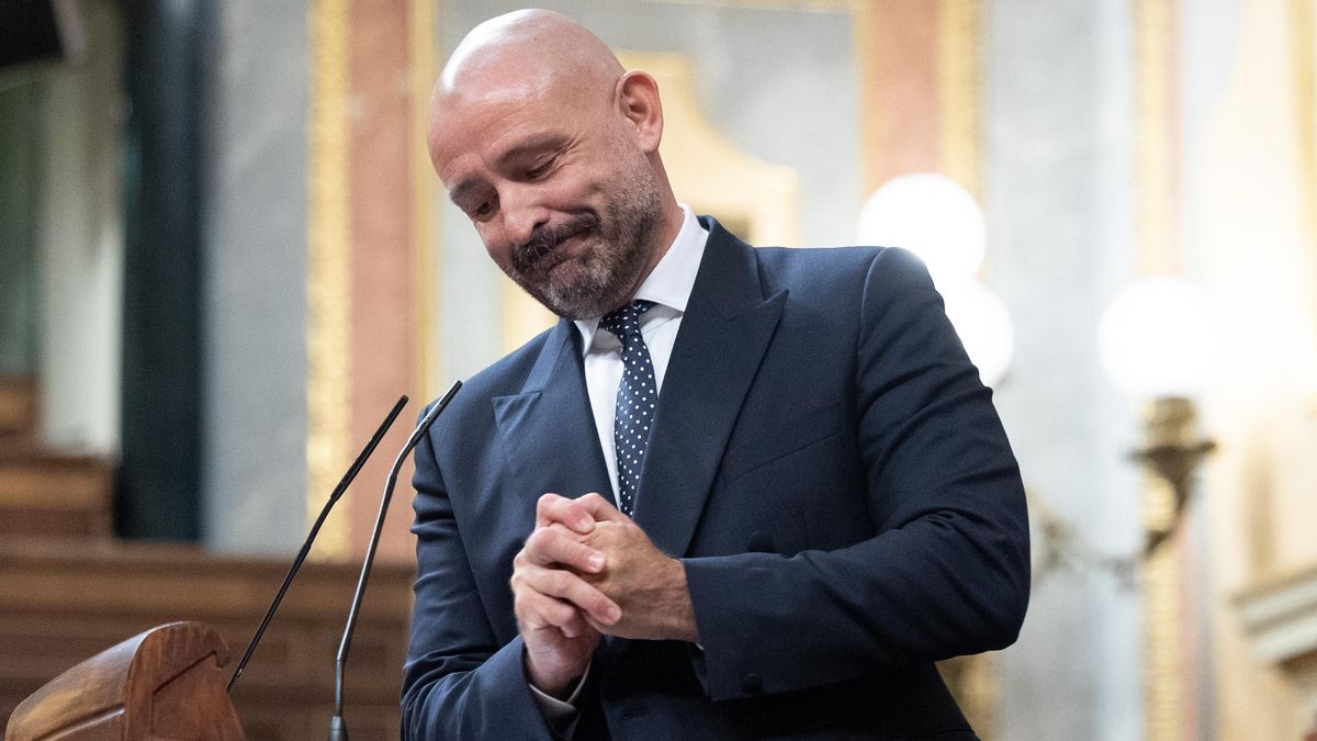 El diputado del PP Jaime de los Santos González, durante una sesión plenaria en el Congreso de los Diputados.