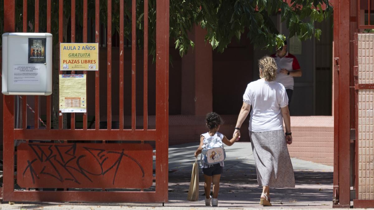 Una madre con su hija entra en un colegio de Murcia.