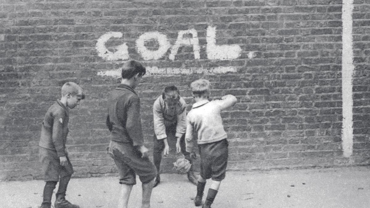 Niños jugando al fútbol en el West End de Londres en 1926.