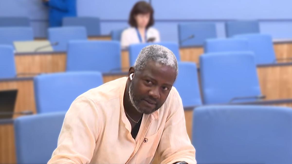 El agitador ultraderechista Bertran Ndongo en el Congreso